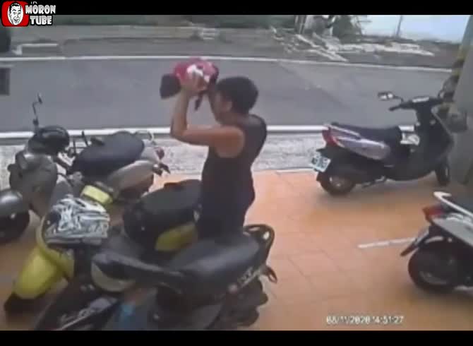 Video :A man assaults an automobile sexually